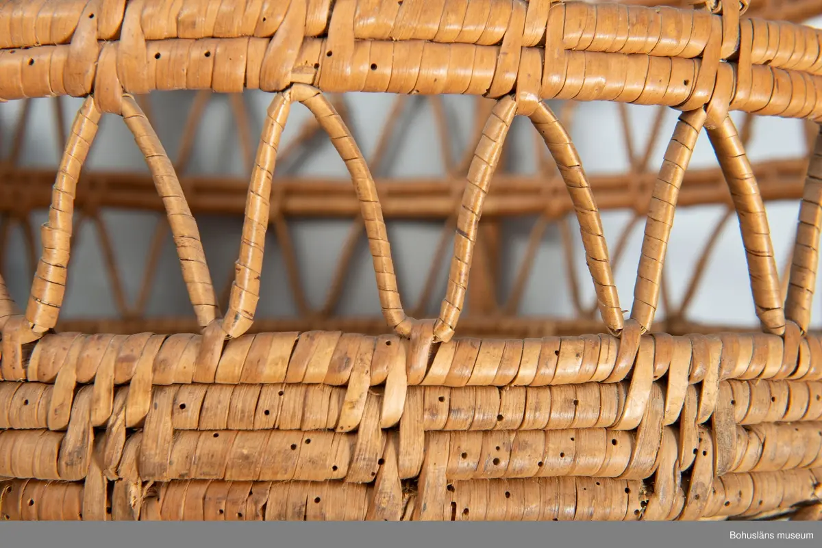 Korg med handtag. Betydande skador.

Ur handskrivna katalogen 1957-1958:
Brudkorg
Diam. 46-47,5 H. c:a 50. Flätad korg. Obetydligt skadad. Maskhål.

Inköpt av byggmästare Nordkvist för 5 kronor.