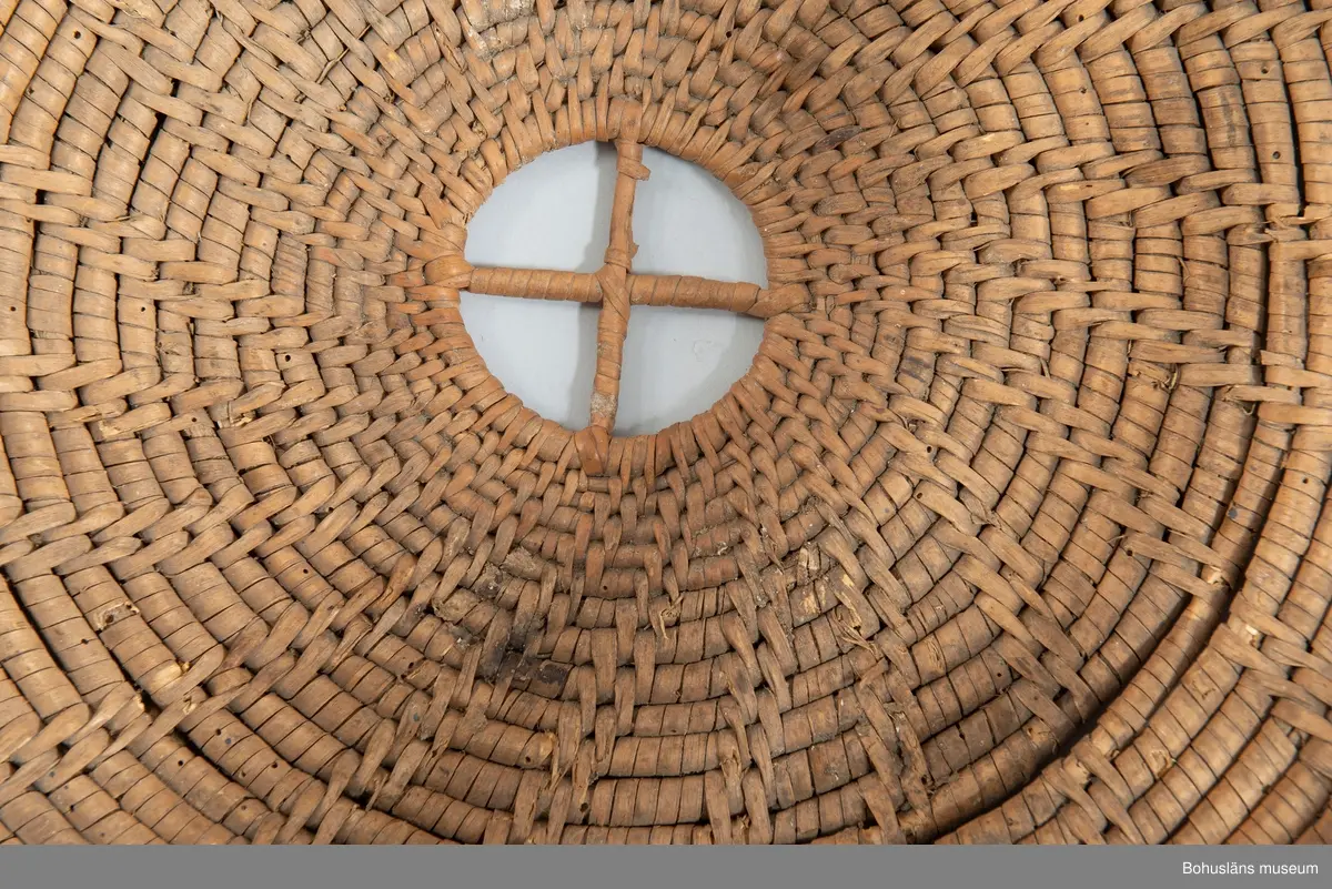 Korg med handtag. Betydande skador.

Ur handskrivna katalogen 1957-1958:
Brudkorg
Diam. 46-47,5 H. c:a 50. Flätad korg. Obetydligt skadad. Maskhål.

Inköpt av byggmästare Nordkvist för 5 kronor.