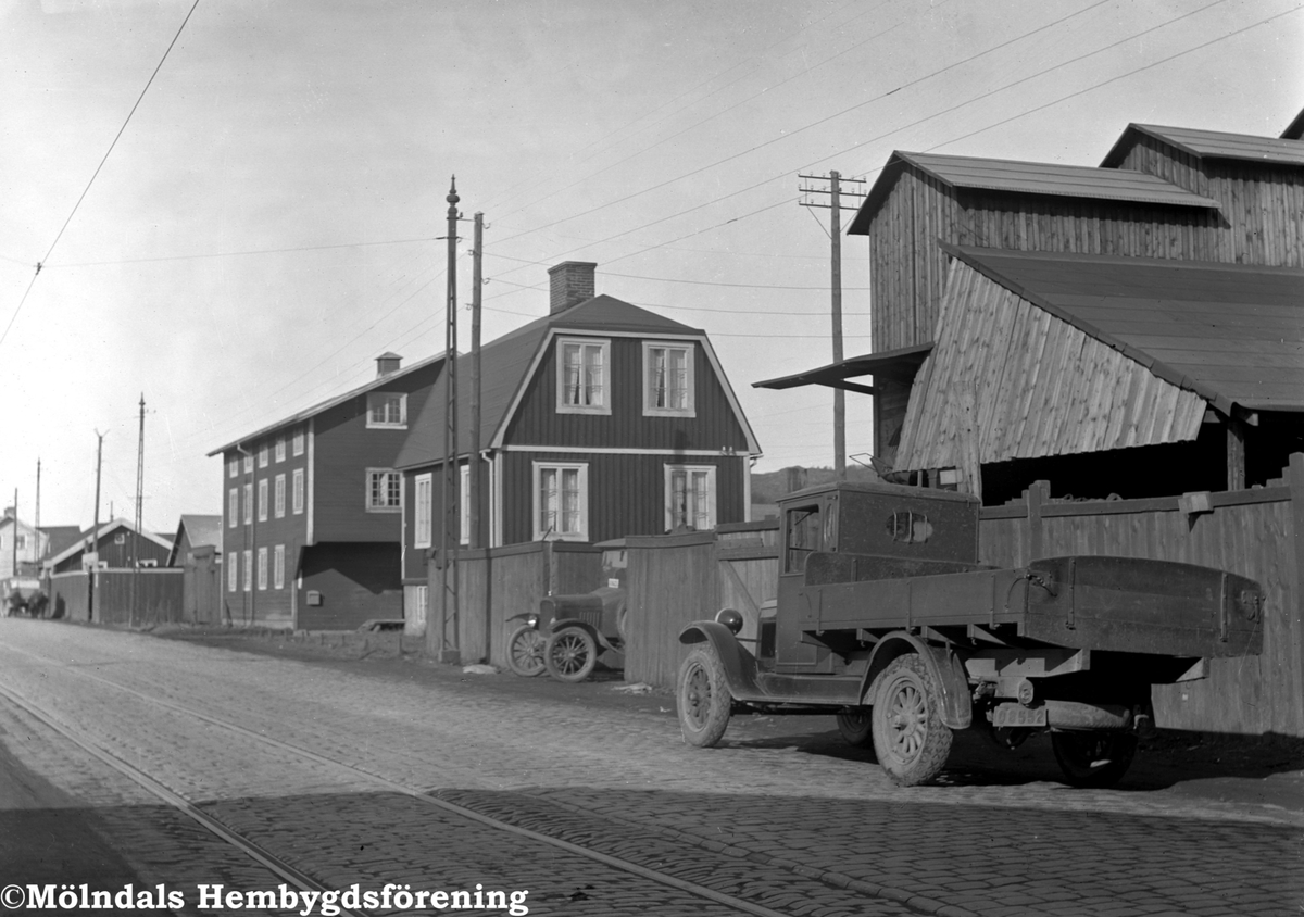 Till vänster: Elektriska kvarnen på Göteborgsvägen 14. Till höger: Fagerbergs bilar och anläggningar, 1930-tal.