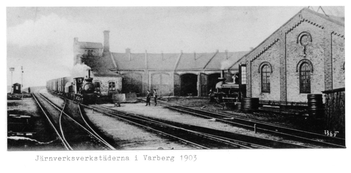 Järnvägsverkstäderna, s k lokstallarna, på bangården i Varberg, kv Späckhuggaren 11. Bilden tagen mot norr. 1882 uppfördes denna lok- och vagnverkstad för Varberg-Borås Järnväg; ett rundstall i tegel med sju platser för vagnar. Omkring 10 år senare utökades stallet med ytterligare fyra platser.