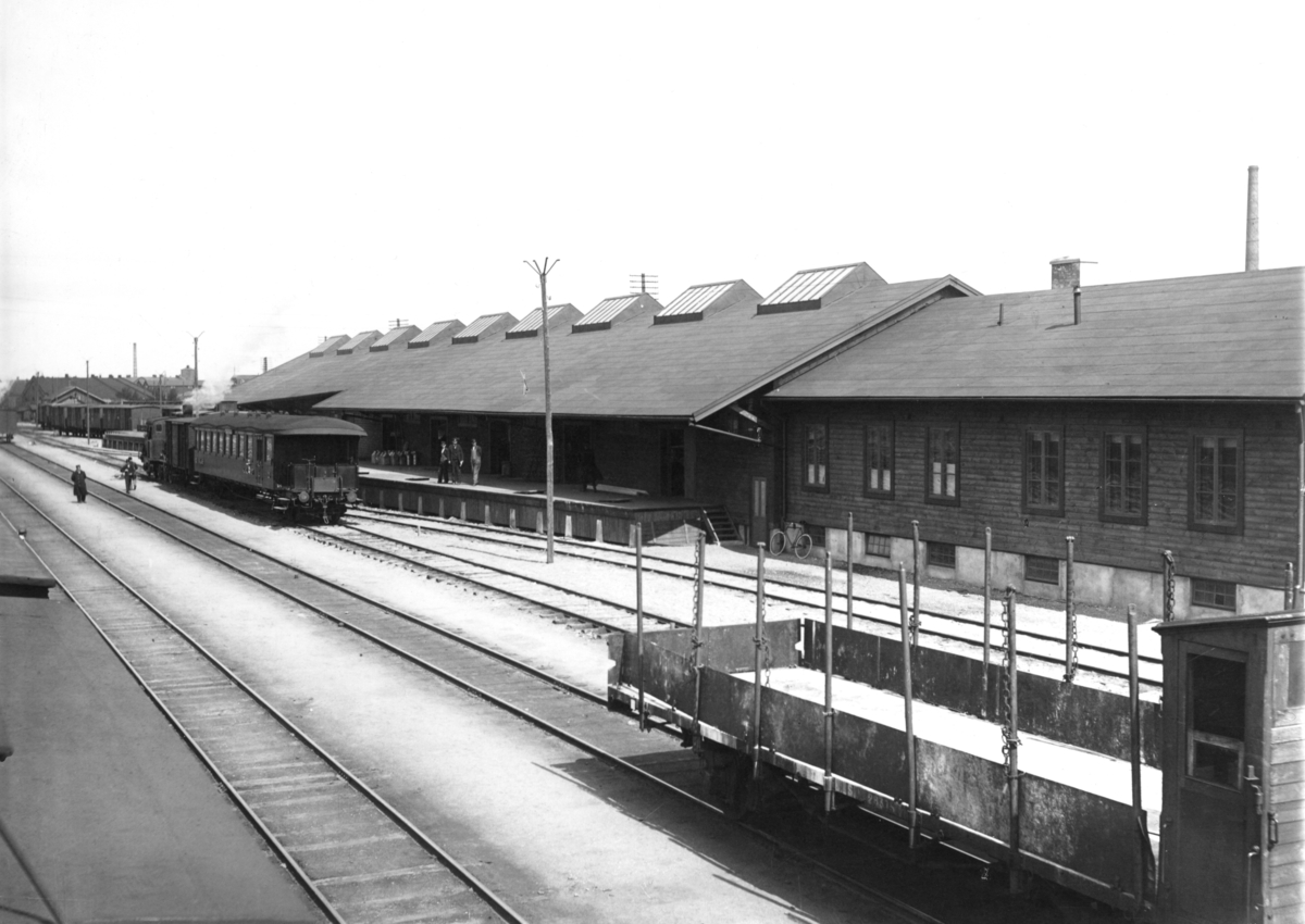 Järnvägens godsmagasin i Varberg uppfört 1919. Det hade åtminstone två föregångare, men den allt mer ökande godshanteringen krävde väl tilltagna magasin.