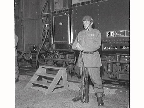 Kungabesök, Gustaf VI Adolf, i Varberg. Hemvärnsman Ture Bengtson på vakt vid kungliga vagnen på järnvägsstationen i Varberg. Artikel i samband med bilden publicerad i Varbergs Tidning 1954-06-23.