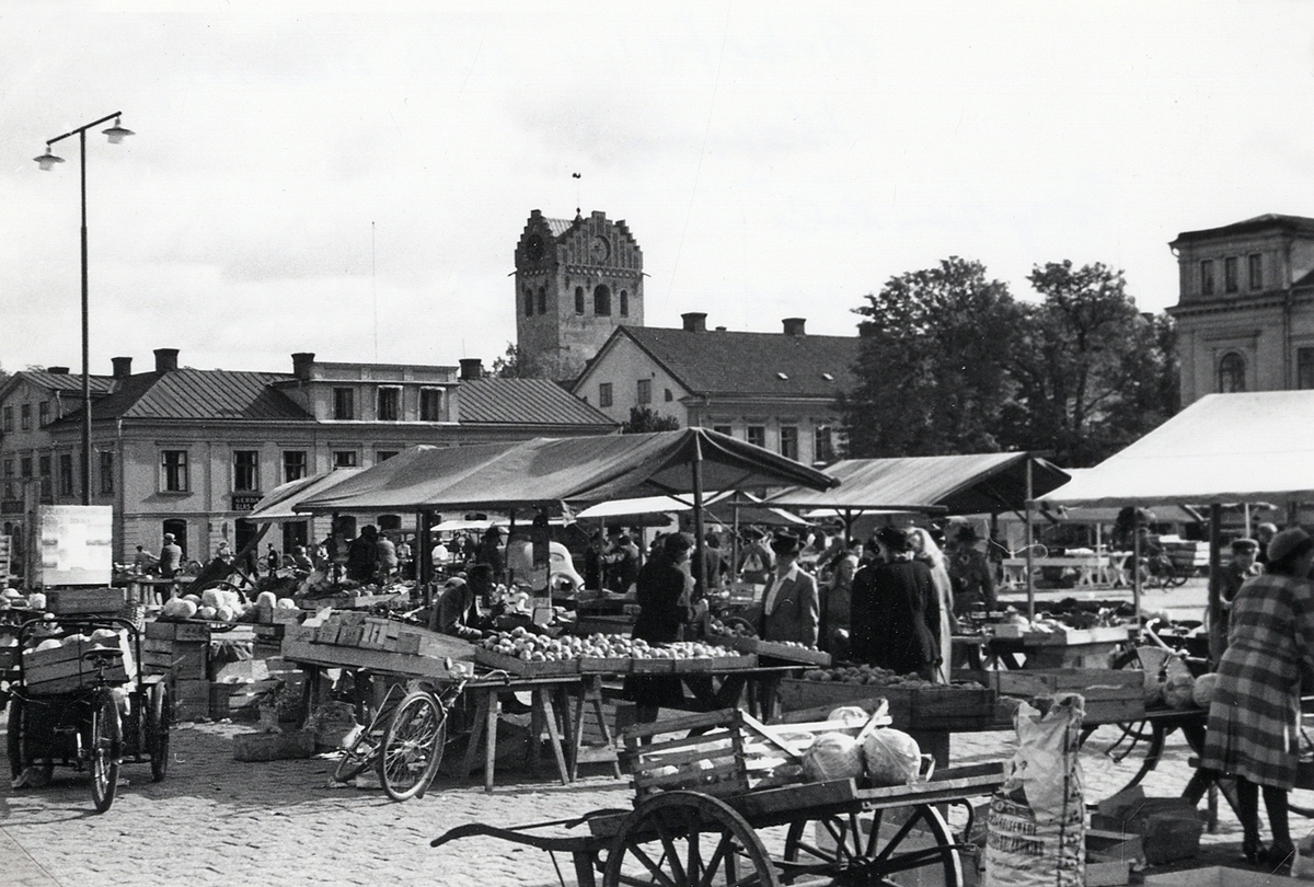 Torghandel på Stortorget, Växjö. Ca. 1950.