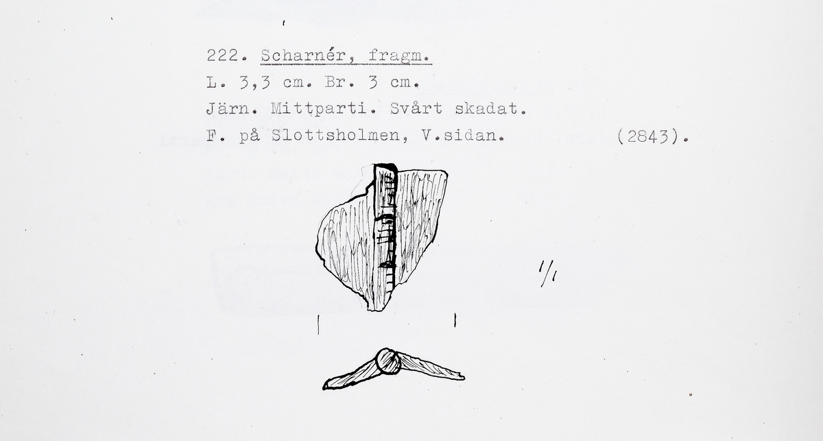 Fragmentariskt litet gånggärn, ett scharnér. Mittparti, svårt skadat.