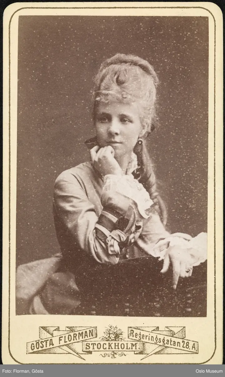 portrett, kvinne, sittende halvfigur