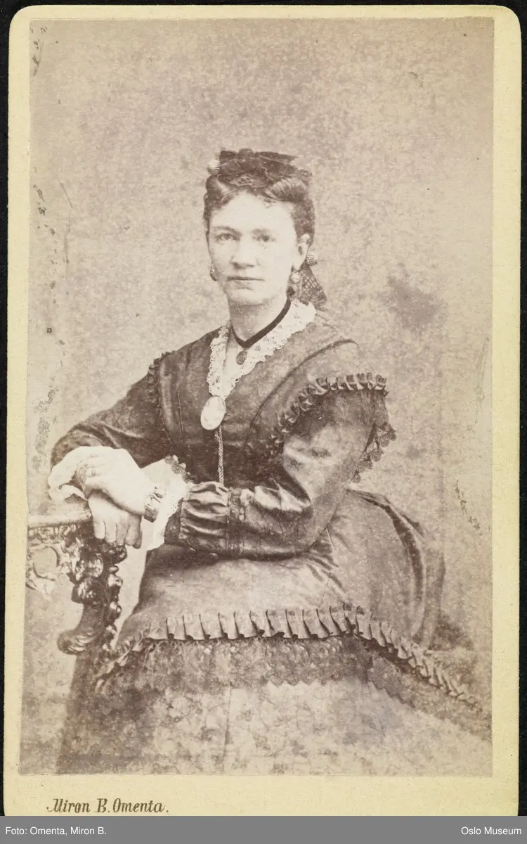 portrett, kvinne, sittende knefigur