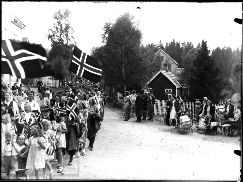 17. maitog på vei gjennom Jaren sentrum.