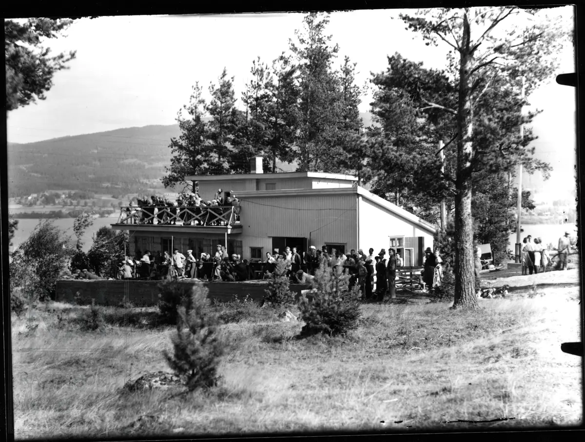 Skytterstevne. Mange mennesker samlet ute foran skytterhuset på Frydenlund skytterbane, Jevnaker.