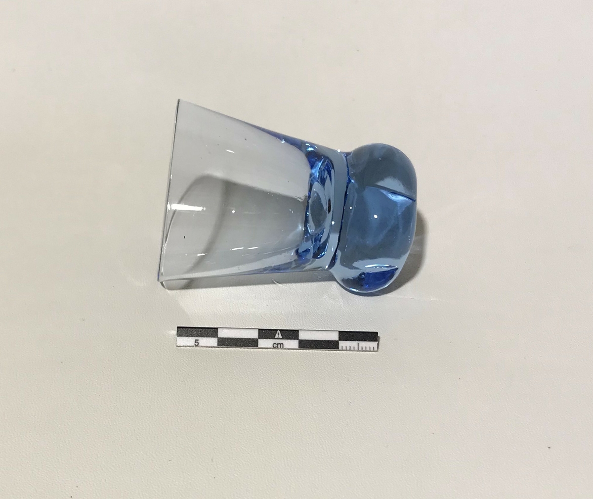 Blått shotglass med avrund form