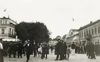 Torgdag i Växjö, en varm sommardag 1914. Vy nedåt Kungsgatan mot järnvägsstationen.