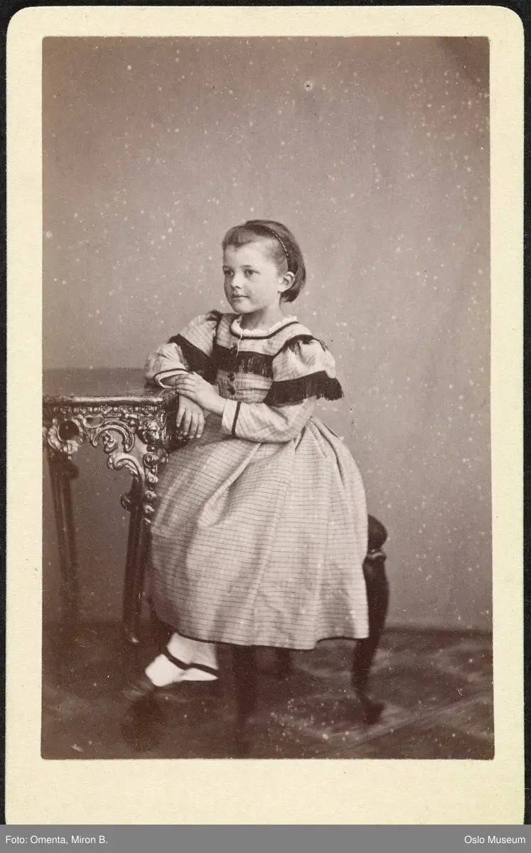 portrett, jente, sittende helfigur