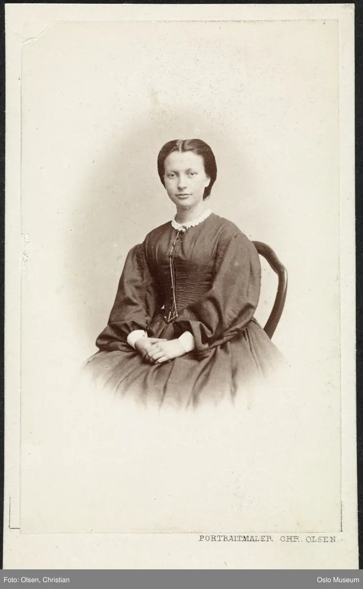 portrett, vignettert sittende halvfigur