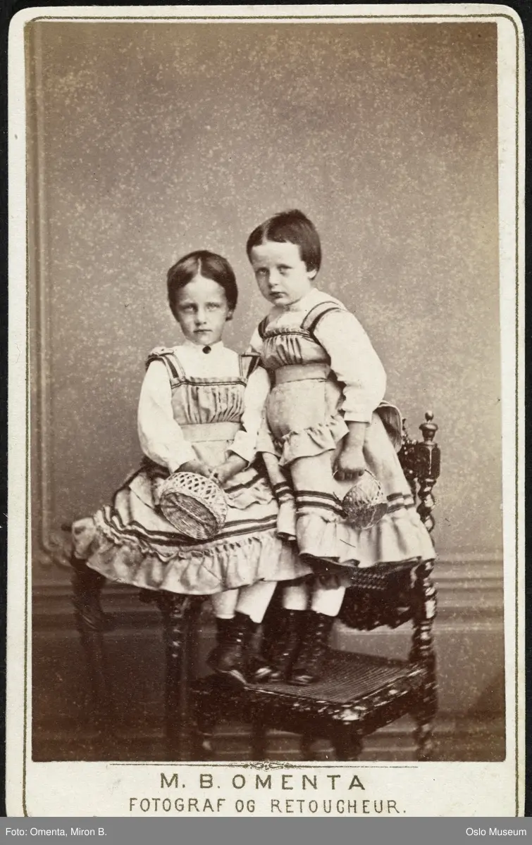 dobbeltportrett, jenter, sittende helfigur, flettede kurver