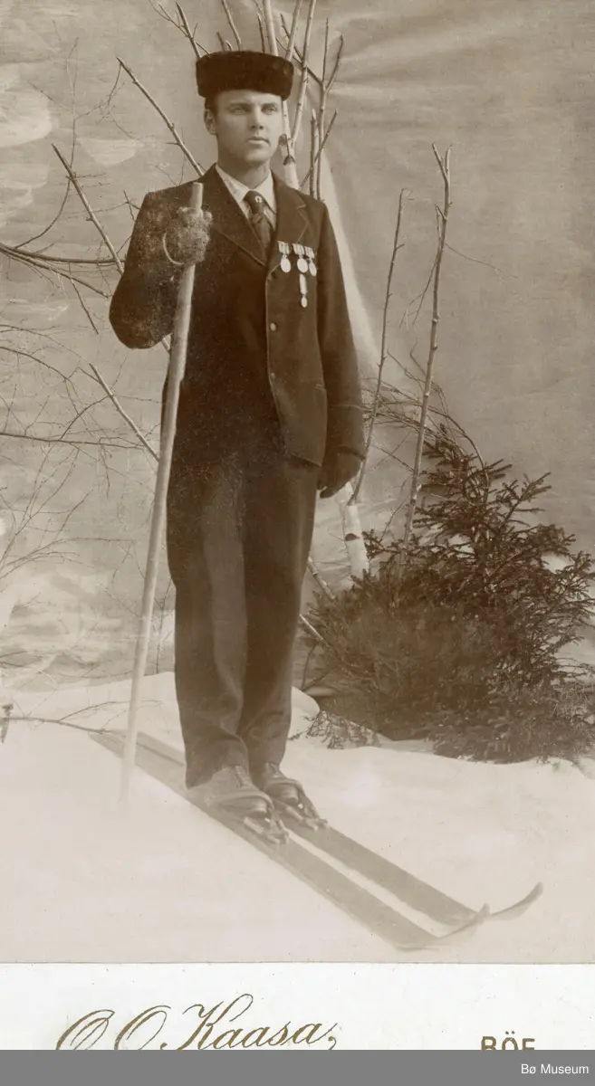 Atelierfoto av Lavrants Rue på ski