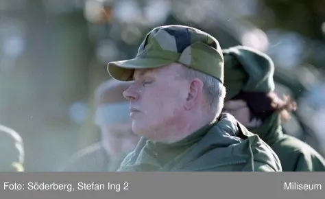 Försvarsminister Björn von Sydow besöker övningen "Snöstorm" 2001. Okänd officer.