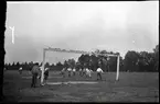 Militärer spelar handboll