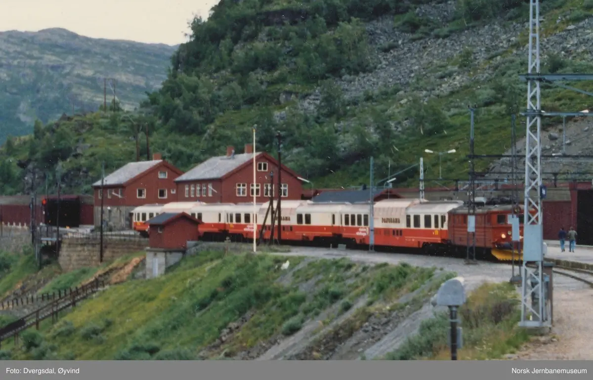 Elektriske lokomotiv El 11 2092 med panoramavogner på Myrdal stasjon, etter prøvetur på Flåmsbana