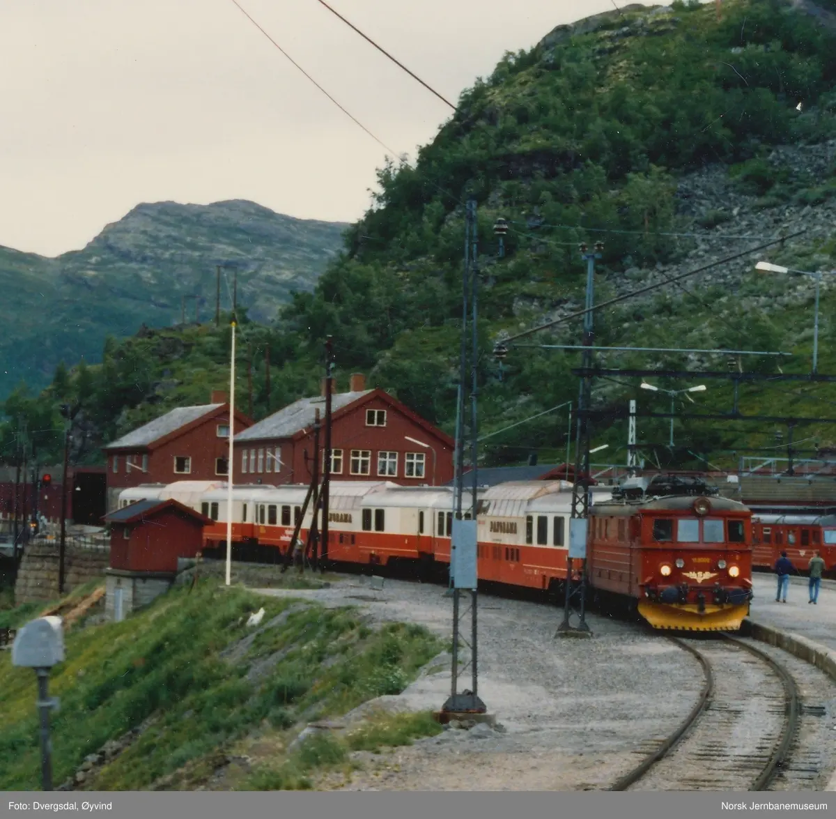 Elektriske lokomotiv El 11 2092 med panoramavogner på Myrdal stasjon, etter prøvetur på Flåmsbana