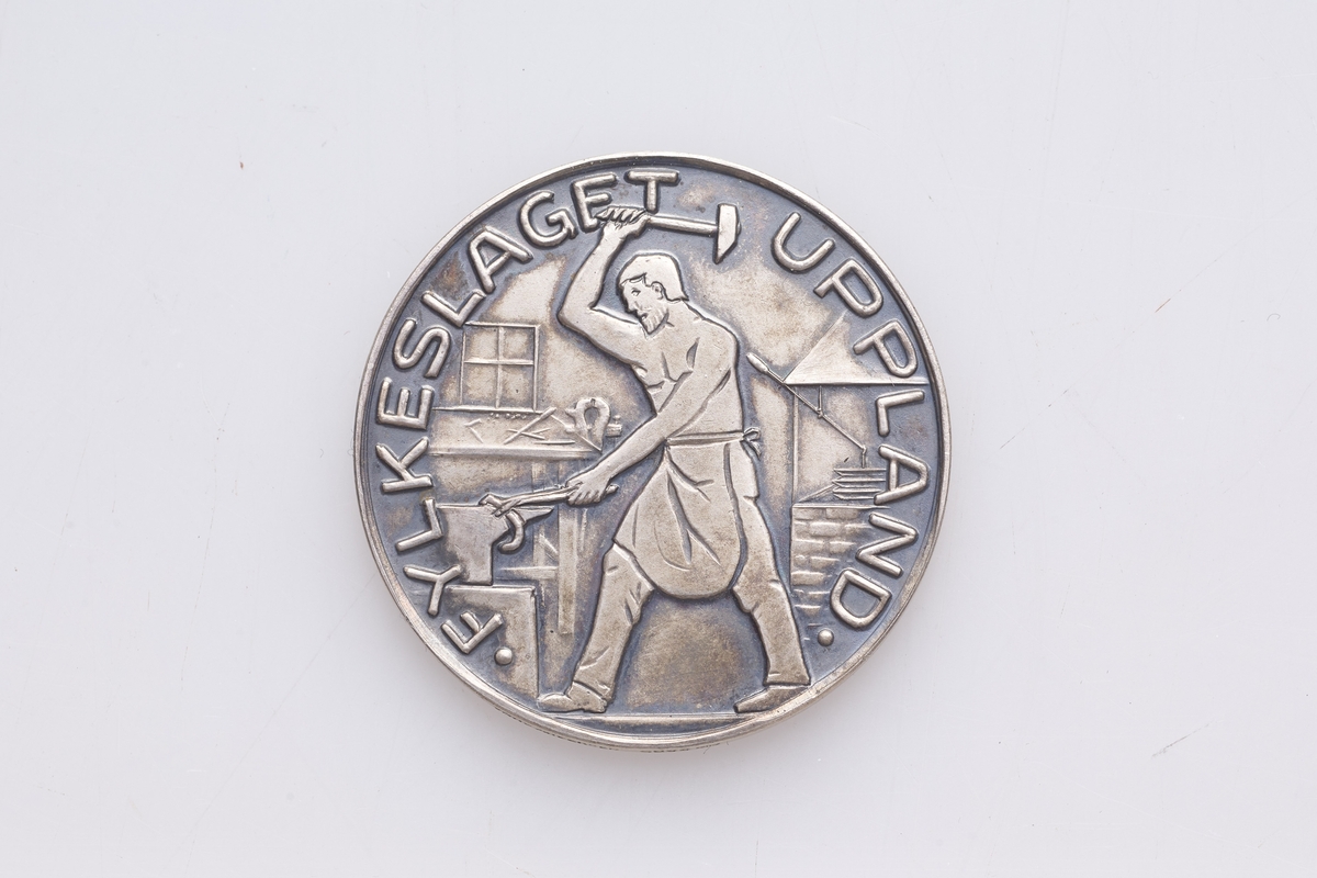 Medalje i sort etui.