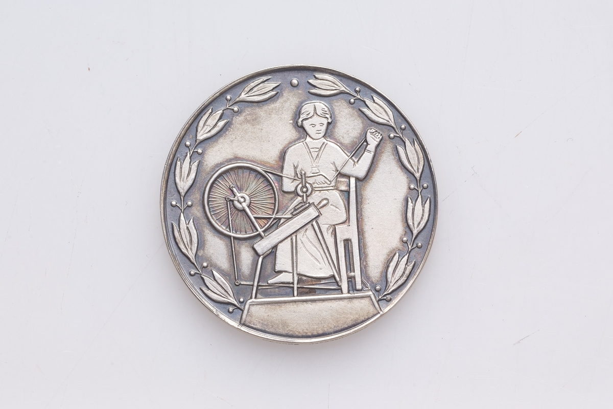 Medalje i sort etui.