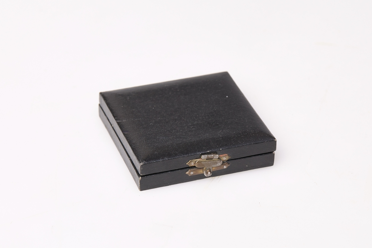 Medalje i sort etui.