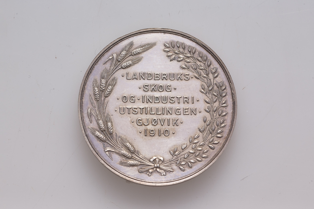 Medalje og sort etui.