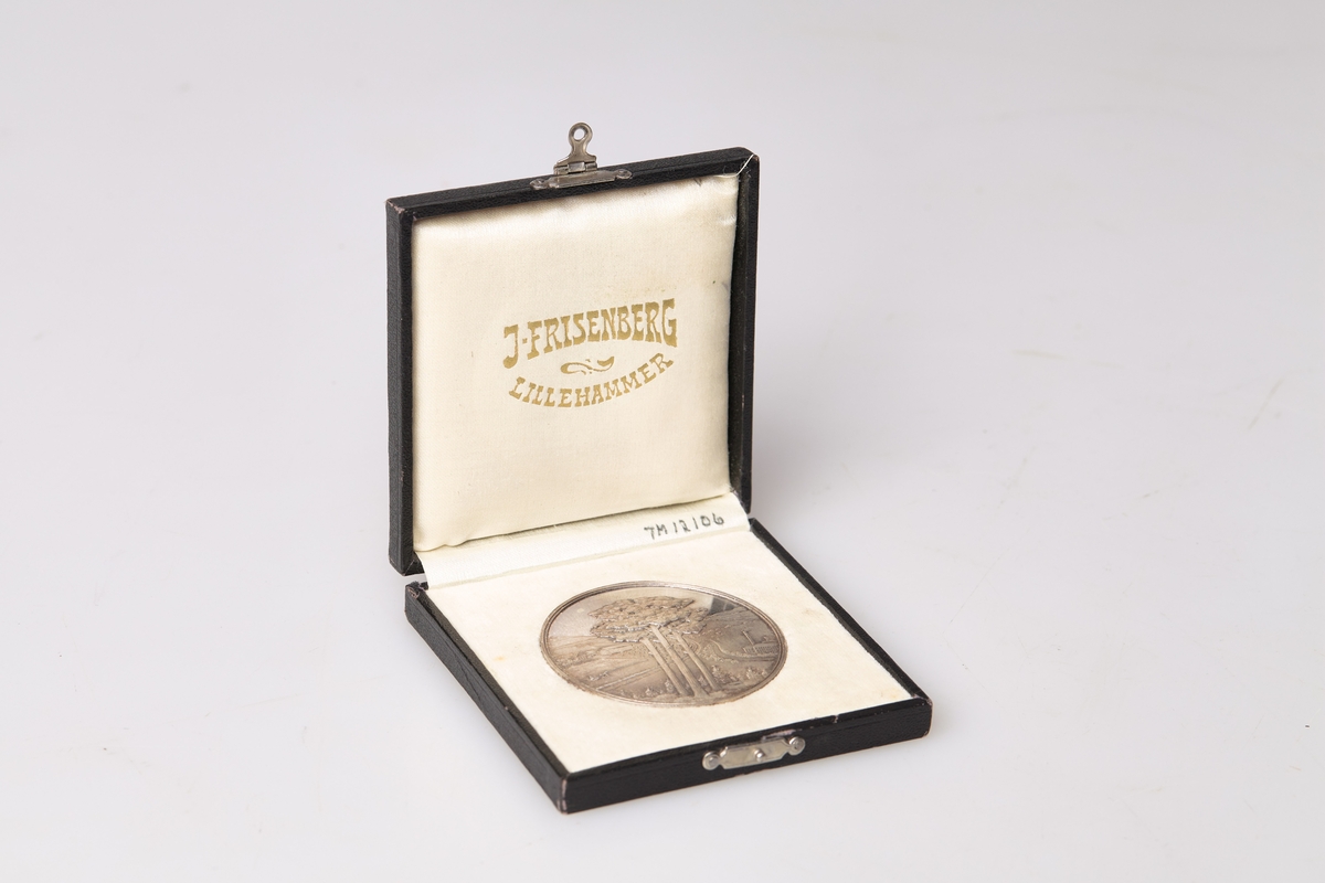 Medalje og sort etui.