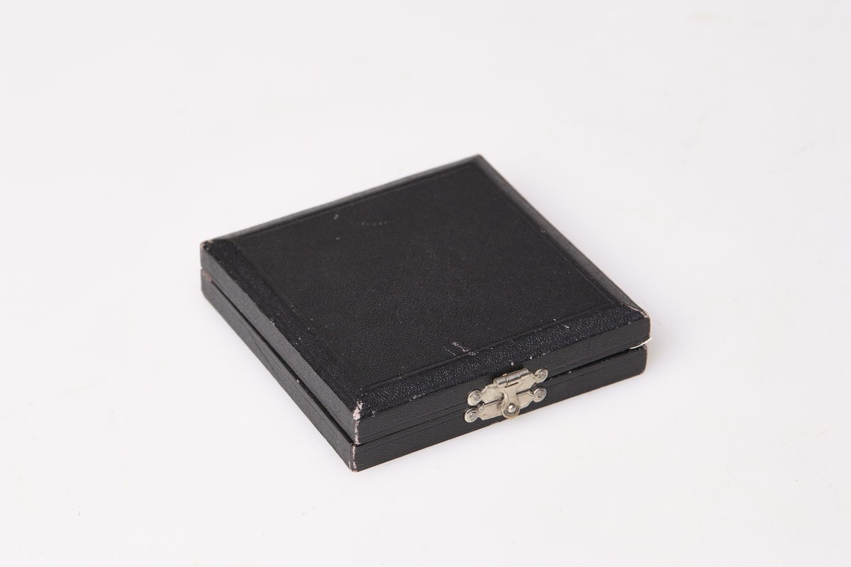 Medalje og sort etui.