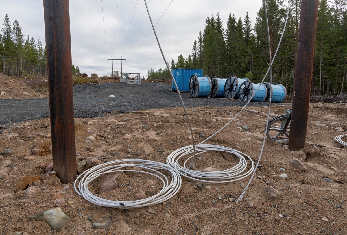 Kraftgate nær Enberget på Finnskogen, Våler kommune, Hedmark. Kraftledninger mellom Lutnes og Elverum. I forbindelse med utbyggingen av Kjølberget Vindkraftverk ble det gjennomført modernisering og utvidelse av kraftgata for å forbedre kapasiteten. Etter at det i 2014 ble gitt konsesjon til bygging av Kjølberget vindkraftverk og tilhørende 66 kV tilknytningsledning, besluttet Eidsiva Nett å oppgradere 66 kV ledningen mellom Elverum, Lutufallet og Trysil, og øke spenningen til 132 kV. Kraftledning. Kraftledninger. Krafttransport.