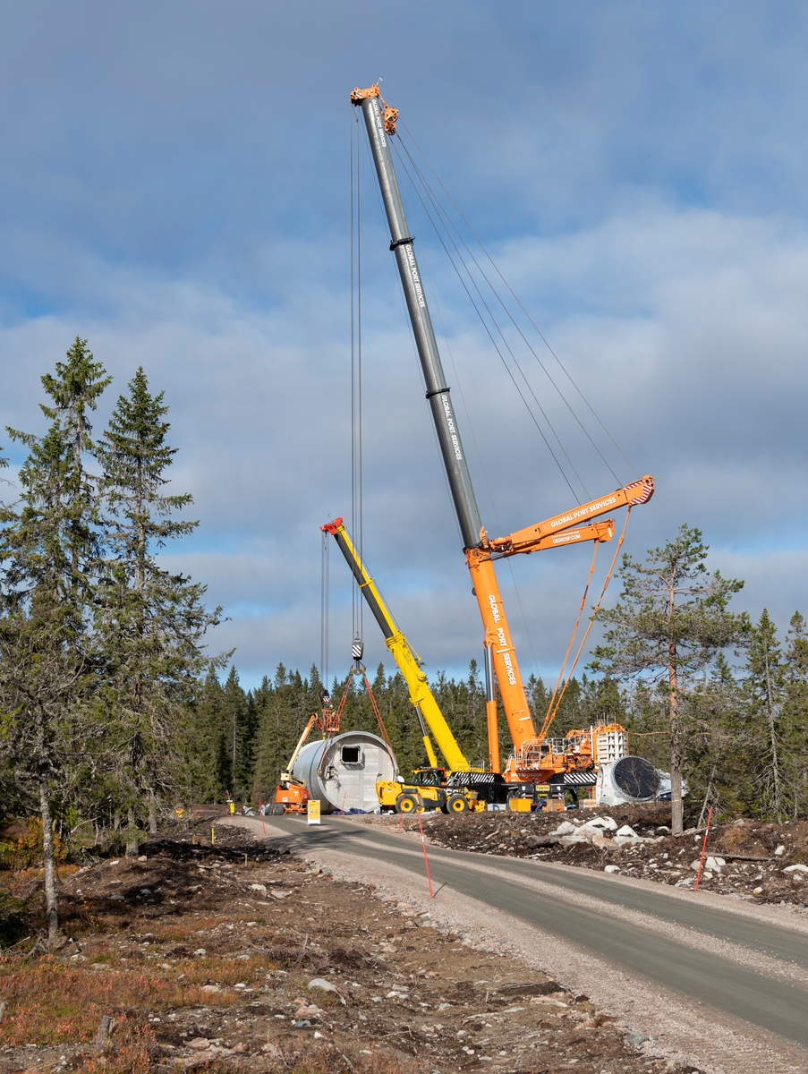 Bygging av vindkraftverk på Finnskogen, Hedmark. Kjølberget Vindkraftverk, Våler kommune, Innlandet. Kran under montering av de nederste elementene på en av turbinkroppene.