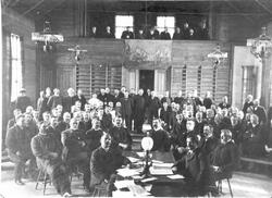 Stor forsamling på møte i Harstad Arbeidersamfund.