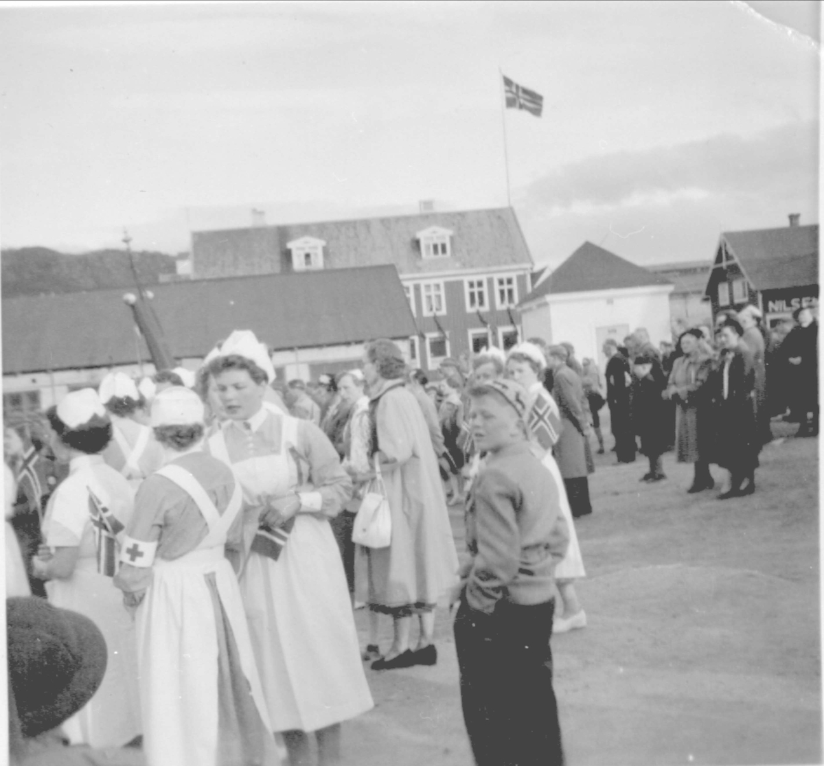 Folk på torvet i Harstad. Sykepleiere i forkant.