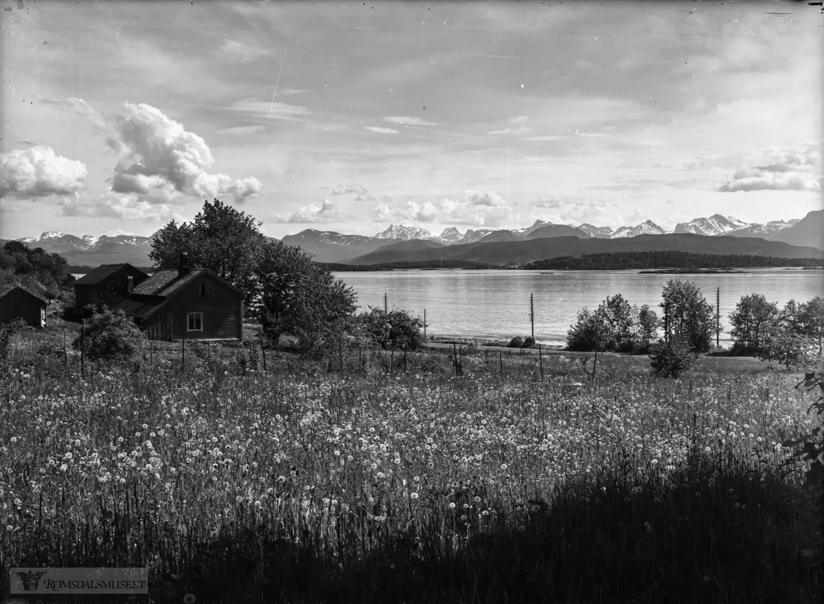 Storvika, Bjørset. Løa er bygd i 1881. (Se Romsdal Sogelag 1997 side 15)