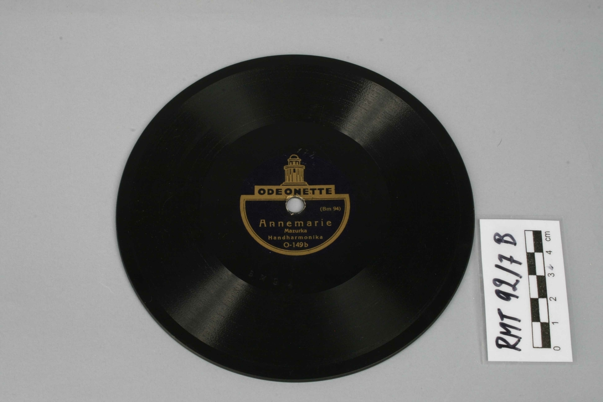4 grammofonplater og 3 stk cover.
B: (Bm 93) Immer lustig // Polka //Handharmonika (Odeonette)
    (Bm 94) Annemarie // Mazurka // Handharmonika (Odeonette)
C: (Bm 90) Schwedischer Walzer // Handharmonika (Odeonette)
    (Bm 89) Tanz' mit mir // Mazurka // Handharmonika (Odeonette)
D: (Bm 87) Honolulu-Marsh // handharmonika (Odeonette)
     (Bm 88) Kinderfest-Marsch // Handharmonika (Odeonette)
E:(4-3 876) Three blind mice (Columbia Graphophone Manufacturing Company) 
F-H covers med håndskreven tittel samt datering, se "Innskrift"



