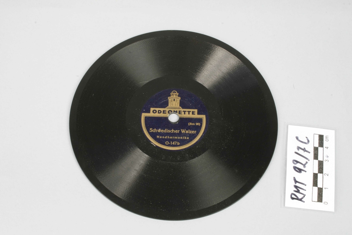 4 grammofonplater og 3 stk cover.
B: (Bm 93) Immer lustig // Polka //Handharmonika (Odeonette)
    (Bm 94) Annemarie // Mazurka // Handharmonika (Odeonette)
C: (Bm 90) Schwedischer Walzer // Handharmonika (Odeonette)
    (Bm 89) Tanz' mit mir // Mazurka // Handharmonika (Odeonette)
D: (Bm 87) Honolulu-Marsh // handharmonika (Odeonette)
     (Bm 88) Kinderfest-Marsch // Handharmonika (Odeonette)
E:(4-3 876) Three blind mice (Columbia Graphophone Manufacturing Company) 
F-H covers med håndskreven tittel samt datering, se "Innskrift"


