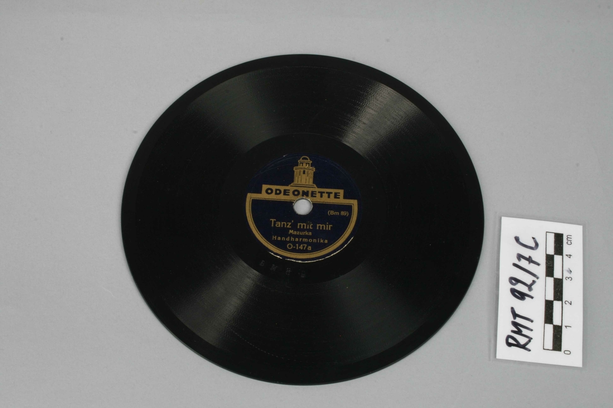 4 grammofonplater og 3 stk cover.
B: (Bm 93) Immer lustig // Polka //Handharmonika (Odeonette)
    (Bm 94) Annemarie // Mazurka // Handharmonika (Odeonette)
C: (Bm 90) Schwedischer Walzer // Handharmonika (Odeonette)
    (Bm 89) Tanz' mit mir // Mazurka // Handharmonika (Odeonette)
D: (Bm 87) Honolulu-Marsh // handharmonika (Odeonette)
     (Bm 88) Kinderfest-Marsch // Handharmonika (Odeonette)
E:(4-3 876) Three blind mice (Columbia Graphophone Manufacturing Company) 
F-H covers med håndskreven tittel samt datering, se "Innskrift"


