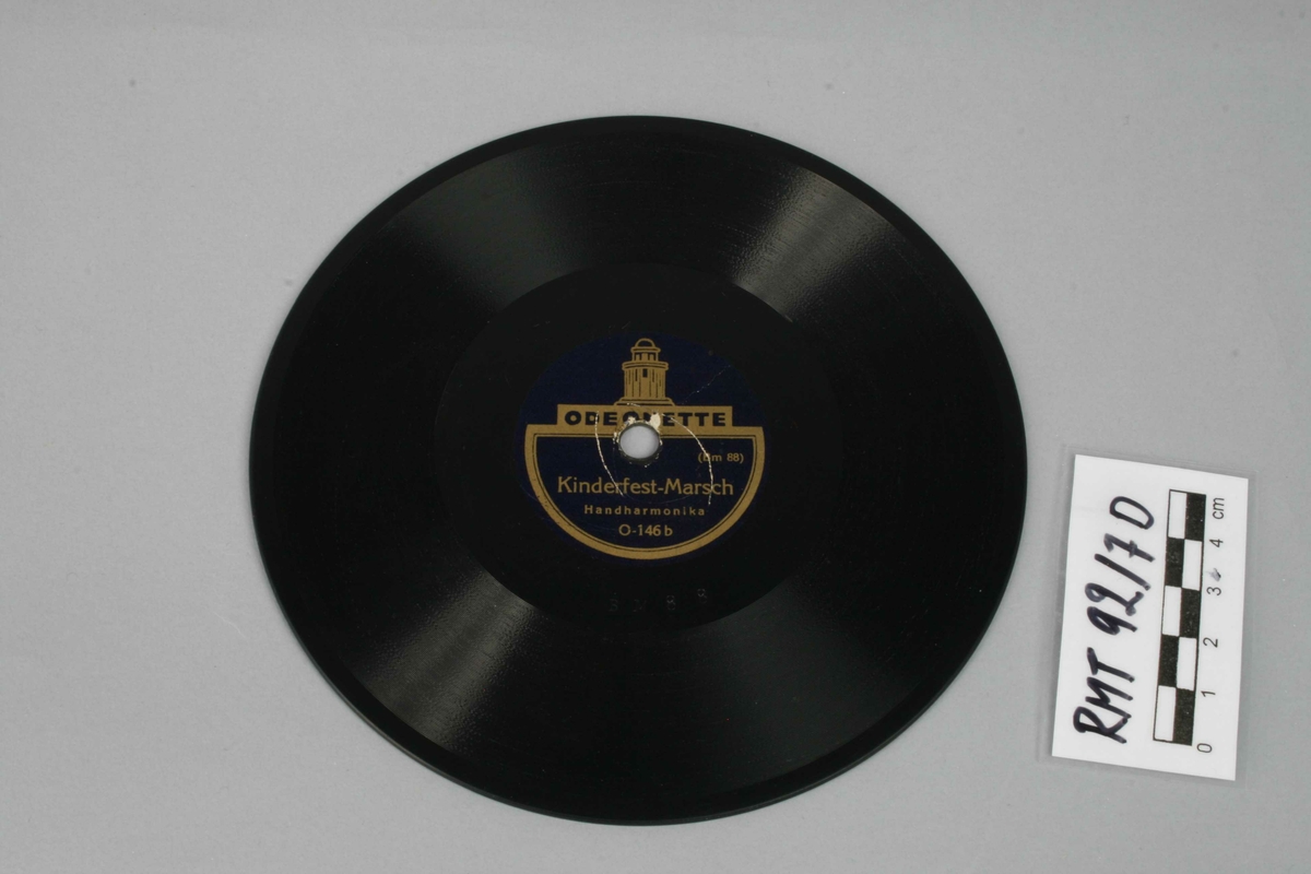 4 grammofonplater og 3 stk cover.
B: (Bm 93) Immer lustig // Polka //Handharmonika (Odeonette)
    (Bm 94) Annemarie // Mazurka // Handharmonika (Odeonette)
C: (Bm 90) Schwedischer Walzer // Handharmonika (Odeonette)
    (Bm 89) Tanz' mit mir // Mazurka // Handharmonika (Odeonette)
D: (Bm 87) Honolulu-Marsh // handharmonika (Odeonette)
     (Bm 88) Kinderfest-Marsch // Handharmonika (Odeonette)
E:(4-3 876) Three blind mice (Columbia Graphophone Manufacturing Company) 
F-H covers med håndskreven tittel samt datering, se "Innskrift"


