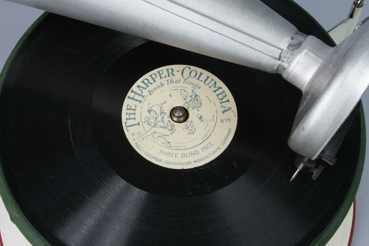 4 grammofonplater og 3 stk cover.
B: (Bm 93) Immer lustig // Polka //Handharmonika (Odeonette)
    (Bm 94) Annemarie // Mazurka // Handharmonika (Odeonette)
C: (Bm 90) Schwedischer Walzer // Handharmonika (Odeonette)
    (Bm 89) Tanz' mit mir // Mazurka // Handharmonika (Odeonette)
D: (Bm 87) Honolulu-Marsh // handharmonika (Odeonette)
     (Bm 88) Kinderfest-Marsch // Handharmonika (Odeonette)
E:(4-3 876) Three blind mice (Columbia Graphophone Manufacturing Company) 
F-H covers med håndskreven tittel samt datering, se "Innskrift"


