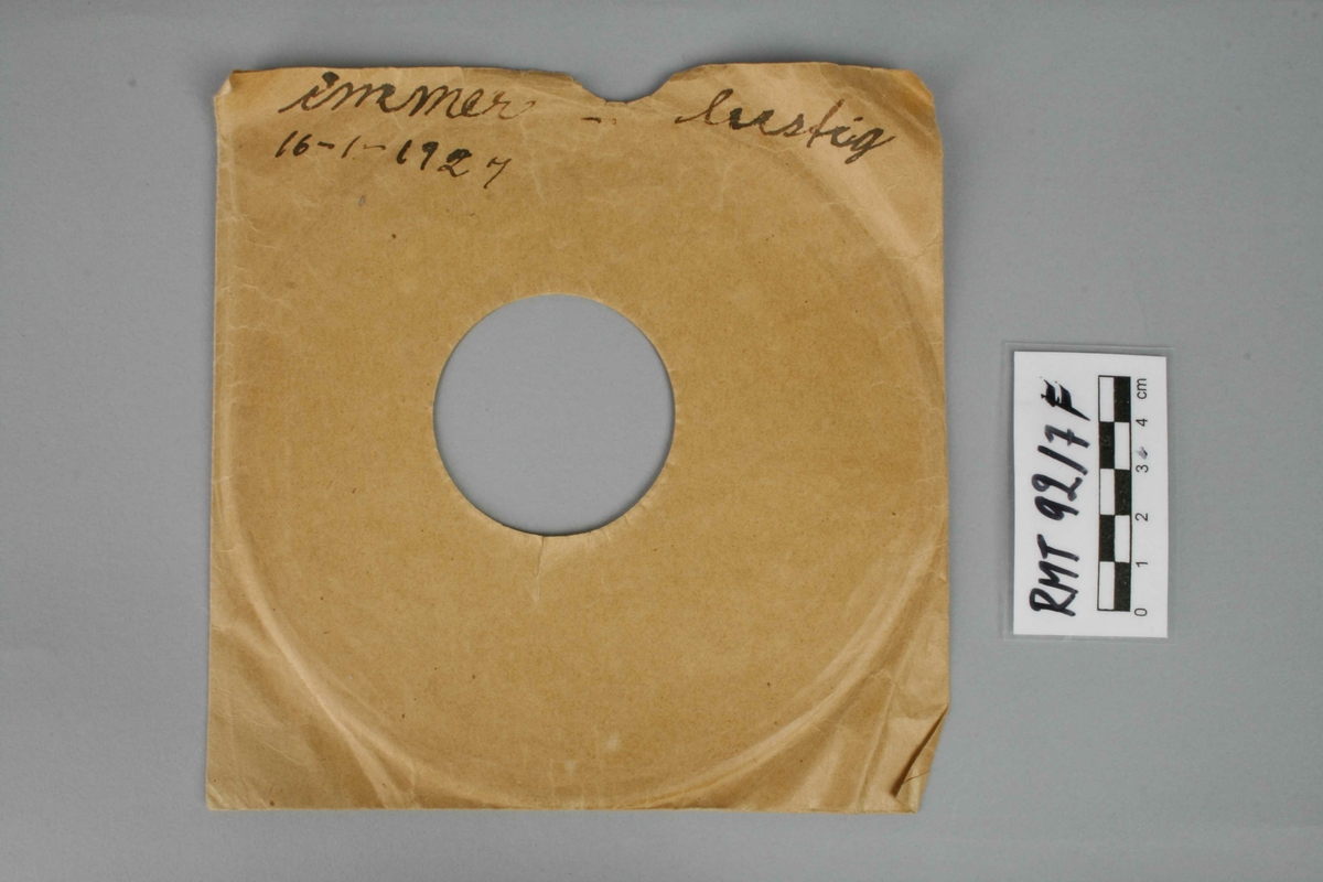 4 grammofonplater og 3 stk cover.
B: (Bm 93) Immer lustig // Polka //Handharmonika (Odeonette)
    (Bm 94) Annemarie // Mazurka // Handharmonika (Odeonette)
C: (Bm 90) Schwedischer Walzer // Handharmonika (Odeonette)
    (Bm 89) Tanz' mit mir // Mazurka // Handharmonika (Odeonette)
D: (Bm 87) Honolulu-Marsh // handharmonika (Odeonette)
     (Bm 88) Kinderfest-Marsch // Handharmonika (Odeonette)
E:(4-3 876) Three blind mice (Columbia Graphophone Manufacturing Company) 
F-H covers med håndskreven tittel samt datering, se "Innskrift"


