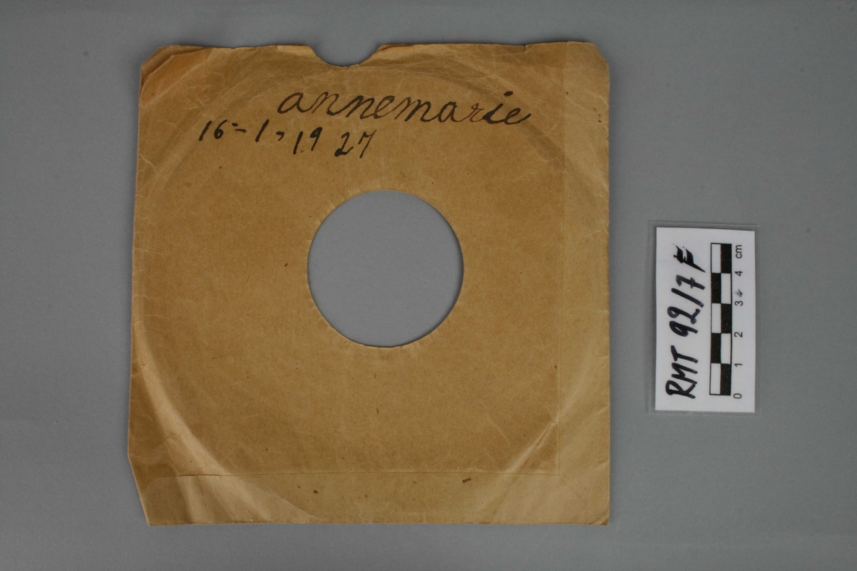 4 grammofonplater og 3 stk cover.
B: (Bm 93) Immer lustig // Polka //Handharmonika (Odeonette)
    (Bm 94) Annemarie // Mazurka // Handharmonika (Odeonette)
C: (Bm 90) Schwedischer Walzer // Handharmonika (Odeonette)
    (Bm 89) Tanz' mit mir // Mazurka // Handharmonika (Odeonette)
D: (Bm 87) Honolulu-Marsh // handharmonika (Odeonette)
     (Bm 88) Kinderfest-Marsch // Handharmonika (Odeonette)
E:(4-3 876) Three blind mice (Columbia Graphophone Manufacturing Company) 
F-H covers med håndskreven tittel samt datering, se "Innskrift"


