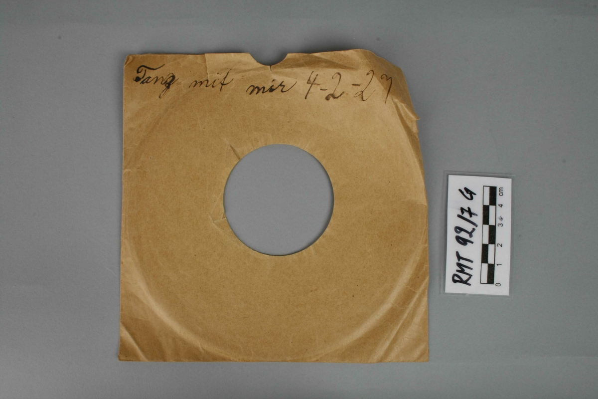 4 grammofonplater og 3 stk cover.
B: (Bm 93) Immer lustig // Polka //Handharmonika (Odeonette)
    (Bm 94) Annemarie // Mazurka // Handharmonika (Odeonette)
C: (Bm 90) Schwedischer Walzer // Handharmonika (Odeonette)
    (Bm 89) Tanz' mit mir // Mazurka // Handharmonika (Odeonette)
D: (Bm 87) Honolulu-Marsh // handharmonika (Odeonette)
     (Bm 88) Kinderfest-Marsch // Handharmonika (Odeonette)
E:(4-3 876) Three blind mice (Columbia Graphophone Manufacturing Company) 
F-H covers med håndskreven tittel samt datering, se "Innskrift"


