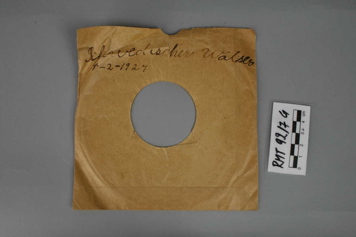 4 grammofonplater og 3 stk cover.
B: (Bm 93) Immer lustig // Polka //Handharmonika (Odeonette)
    (Bm 94) Annemarie // Mazurka // Handharmonika (Odeonette)
C: (Bm 90) Schwedischer Walzer // Handharmonika (Odeonette)
    (Bm 89) Tanz' mit mir // Mazurka // Handharmonika (Odeonette)
D: (Bm 87) Honolulu-Marsh // handharmonika (Odeonette)
     (Bm 88) Kinderfest-Marsch // Handharmonika (Odeonette)
E:(4-3 876) Three blind mice (Columbia Graphophone Manufacturing Company) 
F-H covers med håndskreven tittel samt datering, se "Innskrift"


