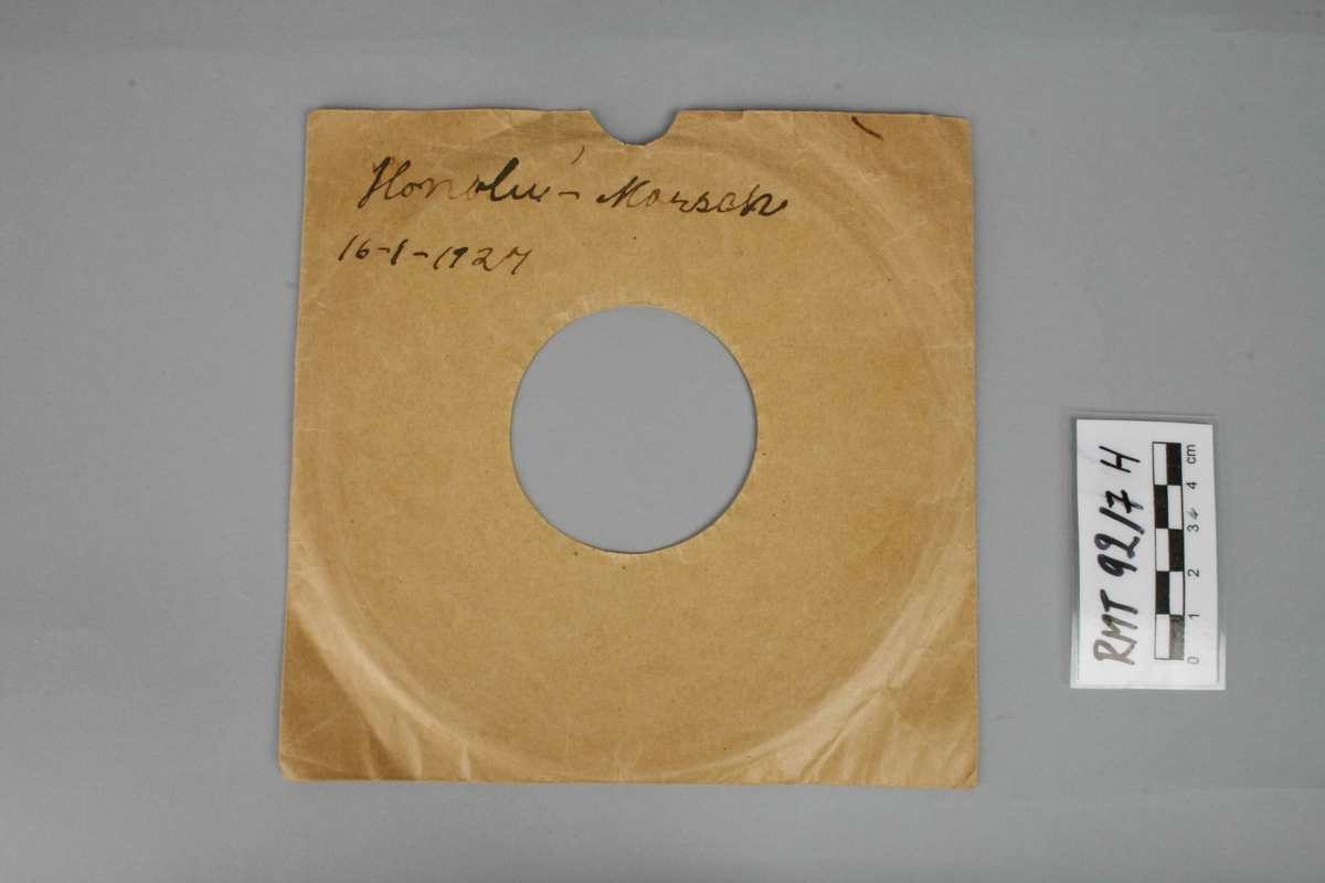 4 grammofonplater og 3 stk cover.
B: (Bm 93) Immer lustig // Polka //Handharmonika (Odeonette)
    (Bm 94) Annemarie // Mazurka // Handharmonika (Odeonette)
C: (Bm 90) Schwedischer Walzer // Handharmonika (Odeonette)
    (Bm 89) Tanz' mit mir // Mazurka // Handharmonika (Odeonette)
D: (Bm 87) Honolulu-Marsh // handharmonika (Odeonette)
     (Bm 88) Kinderfest-Marsch // Handharmonika (Odeonette)
E:(4-3 876) Three blind mice (Columbia Graphophone Manufacturing Company) 
F-H covers med håndskreven tittel samt datering, se "Innskrift"


