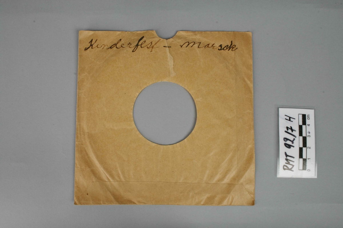 4 grammofonplater og 3 stk cover.
B: (Bm 93) Immer lustig // Polka //Handharmonika (Odeonette)
    (Bm 94) Annemarie // Mazurka // Handharmonika (Odeonette)
C: (Bm 90) Schwedischer Walzer // Handharmonika (Odeonette)
    (Bm 89) Tanz' mit mir // Mazurka // Handharmonika (Odeonette)
D: (Bm 87) Honolulu-Marsh // handharmonika (Odeonette)
     (Bm 88) Kinderfest-Marsch // Handharmonika (Odeonette)
E:(4-3 876) Three blind mice (Columbia Graphophone Manufacturing Company) 
F-H covers med håndskreven tittel samt datering, se "Innskrift"


