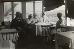 Sällskap på restaurang. Mannen tvåa från vänster är troligen Ansgar Betulander. Sommaren 1916. Ur album.