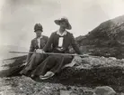 Två kvinnor vid stranden. Sommaren 1916. Ur album.