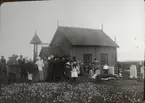 Folksamling utanför Kapell. Sommaren 1916. Ur album.