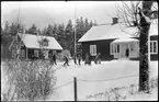 Barn framför Skottlanda skola