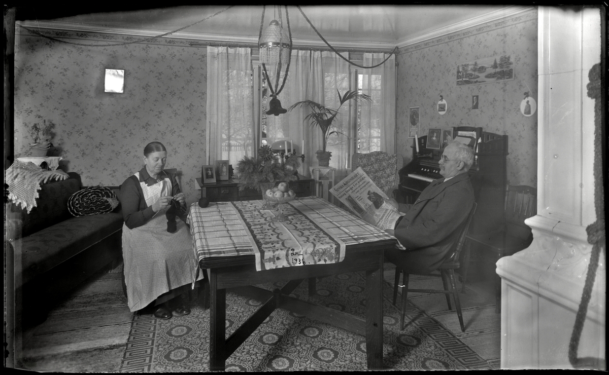 Maria och C. F. Carlén i vardagsrummet