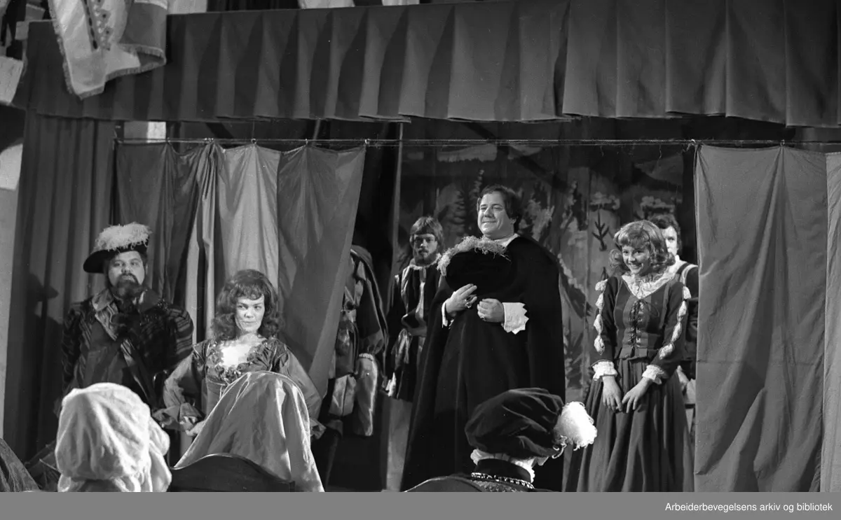 Fra innspillingen av "Reisen til julestjernen" i Norsk Films atelier på Jar. Rolf Just Nilsen i rollen som Harlekin og Hanne Krogh som Sonja. Helt til venstre: Attila Horvath. 5. Mars 1976.